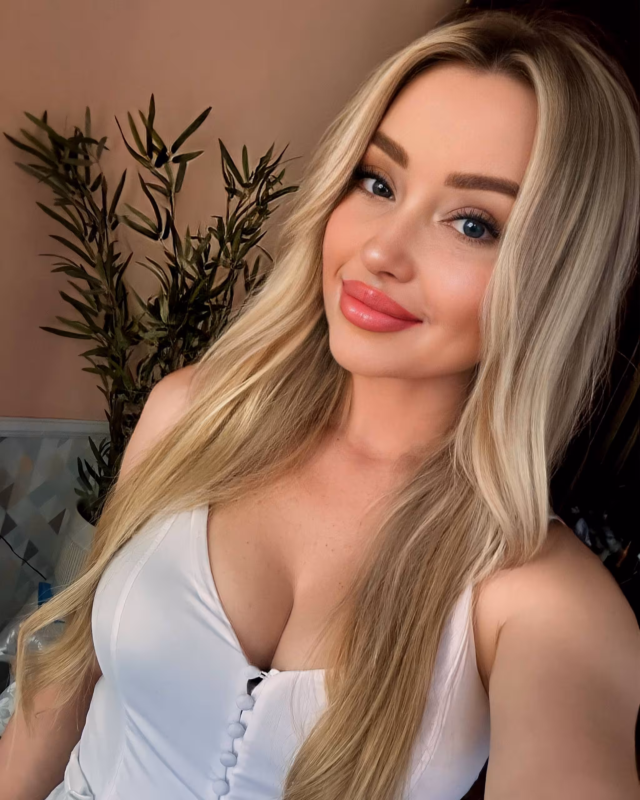 russianbridesmatch-1001997681-6772322476644753752.avif